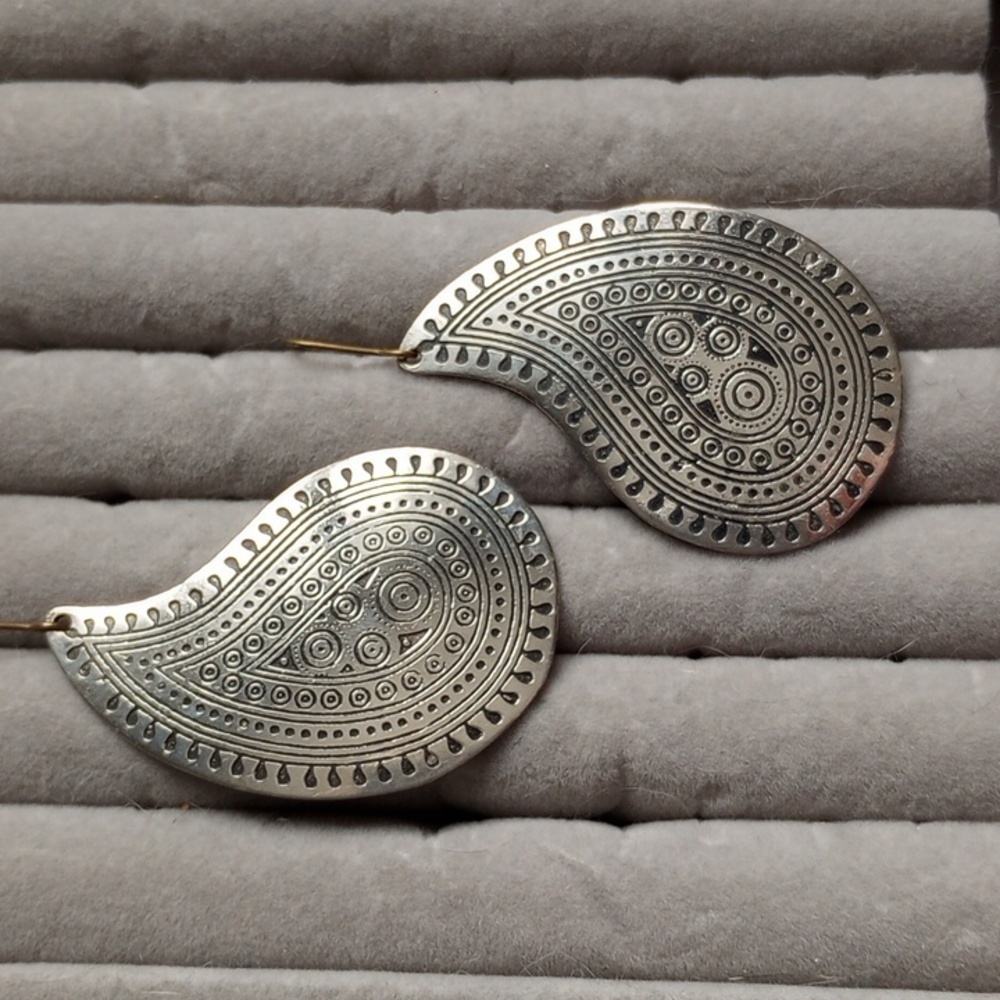 Artisan Silvertone hammered etched design paisley dangle earrings
